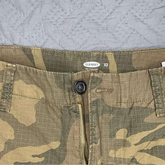 Old Navy Camouflage Cargo Shorts for Men - Picture 2 of 5